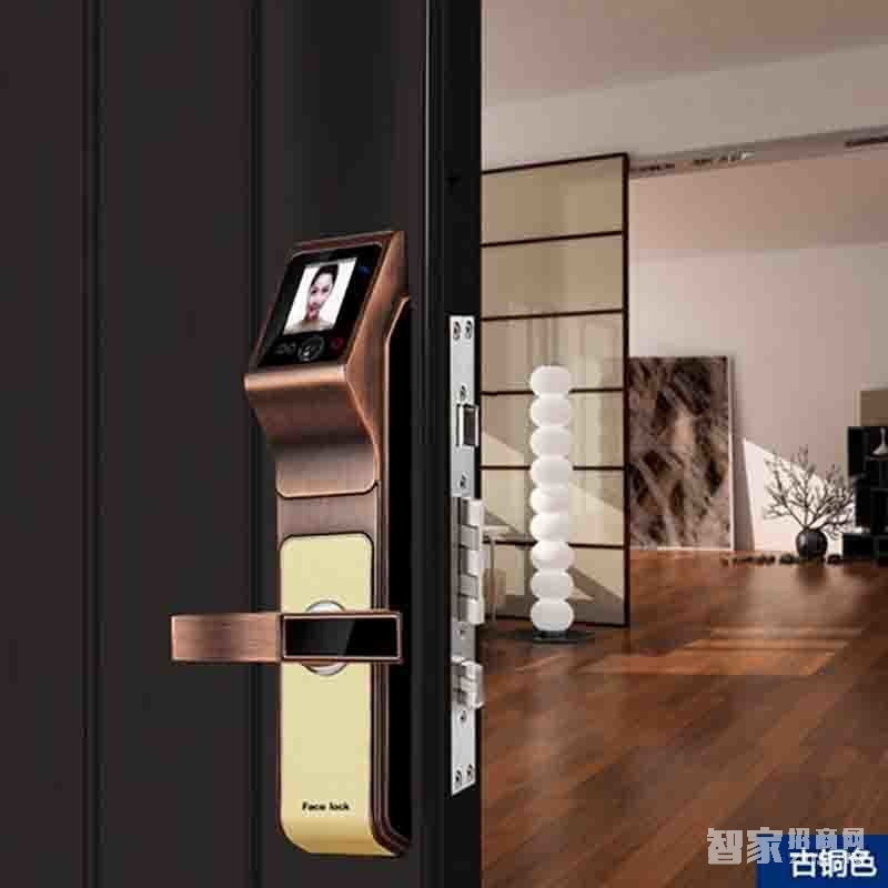 堅(jiān)甲衛(wèi)士紅外人臉識別智能鎖 液晶顯示屏幕