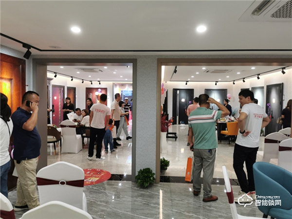 600平米王力南寧新形象旗艦店，開業當天業績就突破30萬！