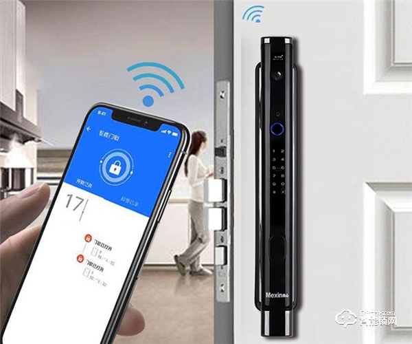 自從裝上了安全省心的智能鎖，父親逢人就夸