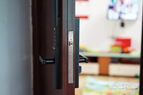 實際測評：亞太天能指紋鎖v1w 展現(xiàn)智能鎖的安全便捷