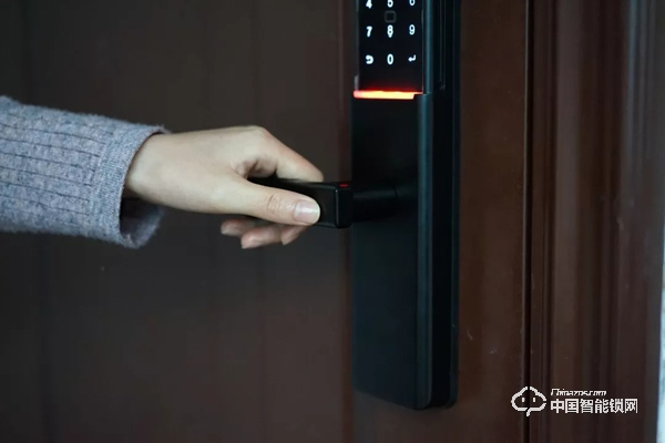 實際測評：亞太天能指紋鎖v1w 展現(xiàn)智能鎖的安全便捷