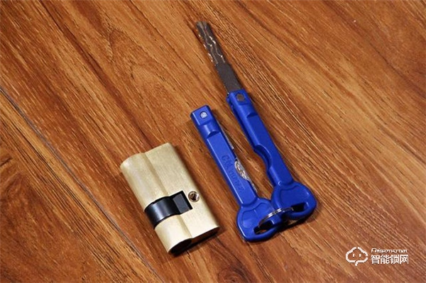 指紋鎖界的價格屠夫 小益指紋鎖E206入手體驗