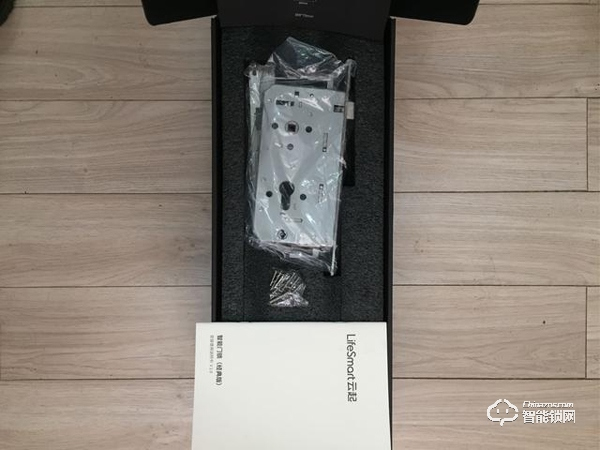 這款云起指紋鎖是榮獲了IF設(shè)計(jì)大獎的產(chǎn)品設(shè)計(jì)材質(zhì)做工都無可挑剔