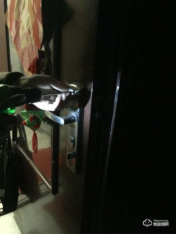 這款云起指紋鎖是榮獲了IF設(shè)計(jì)大獎的產(chǎn)品設(shè)計(jì)材質(zhì)做工都無可挑剔