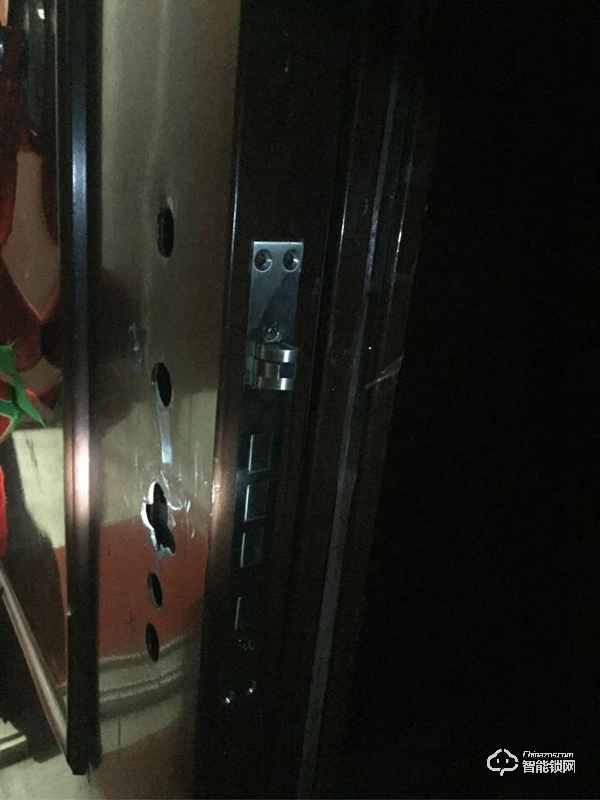 這款云起指紋鎖是榮獲了IF設(shè)計(jì)大獎的產(chǎn)品設(shè)計(jì)材質(zhì)做工都無可挑剔