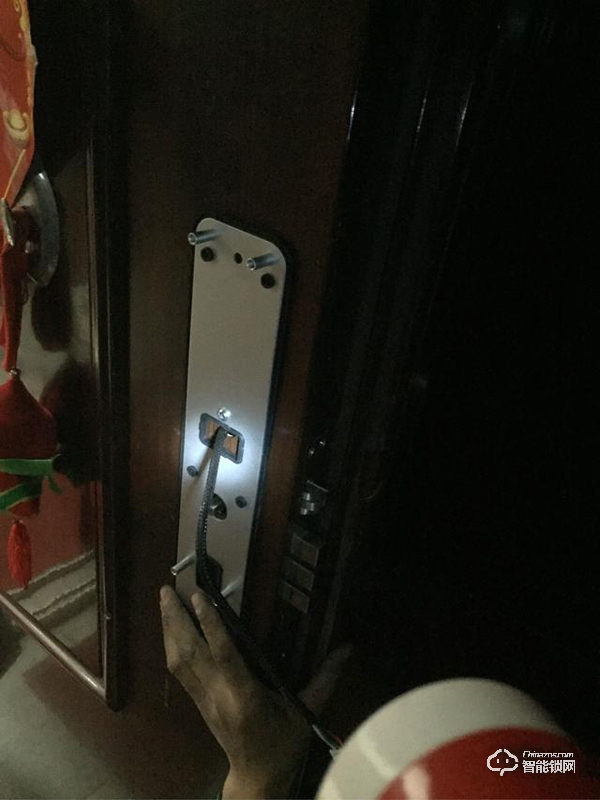 這款云起指紋鎖是榮獲了IF設(shè)計(jì)大獎的產(chǎn)品設(shè)計(jì)材質(zhì)做工都無可挑剔