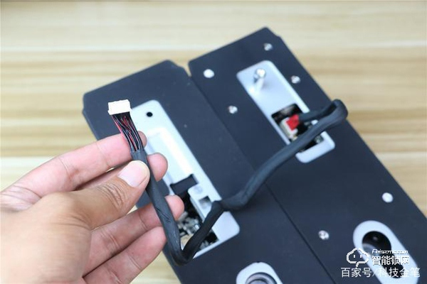 TCL智能鎖實(shí)力攪局，外觀新穎別樹一幟，一鍵開關(guān)更方便