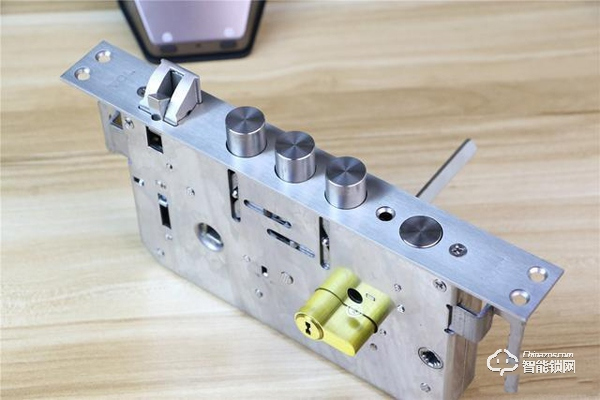 TCL智能鎖實(shí)力攪局，外觀新穎別樹一幟，一鍵開關(guān)更方便