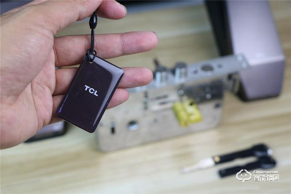 TCL智能鎖實(shí)力攪局，外觀新穎別樹一幟，一鍵開關(guān)更方便