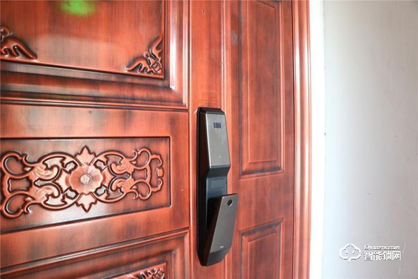 TCL智能鎖實(shí)力攪局，外觀新穎別樹一幟，一鍵開關(guān)更方便