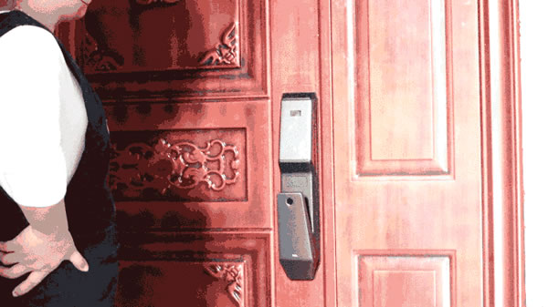 TCL智能鎖實(shí)力攪局，外觀新穎別樹一幟，一鍵開關(guān)更方便