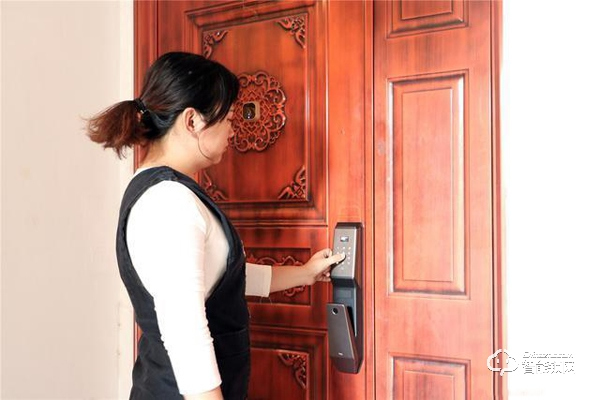 TCL智能鎖實(shí)力攪局，外觀新穎別樹一幟，一鍵開關(guān)更方便