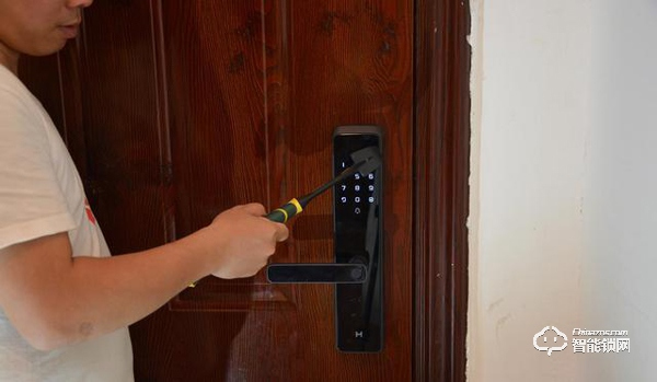 用防彈玻璃做面板，到底有多堅固，創(chuàng)米小白智能門鎖G1親測