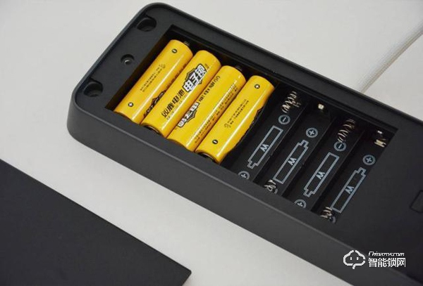 用防彈玻璃做面板，到底有多堅固，創(chuàng)米小白智能門鎖G1親測