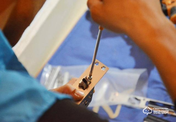 用防彈玻璃做面板,到底有多堅固,創(chuàng)米小白智能門鎖G1親測 用防彈玻璃做面板,到底有多堅固,創(chuàng)米小白智能門鎖G1親測