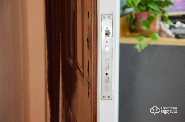 用防彈玻璃做面板，到底有多堅固，創(chuàng)米小白智能門鎖G1親測