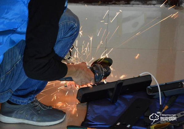 用防彈玻璃做面板，到底有多堅固，創(chuàng)米小白智能門鎖G1親測