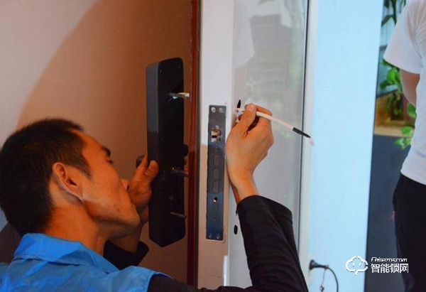 用防彈玻璃做面板，到底有多堅固，創(chuàng)米小白智能門鎖G1親測