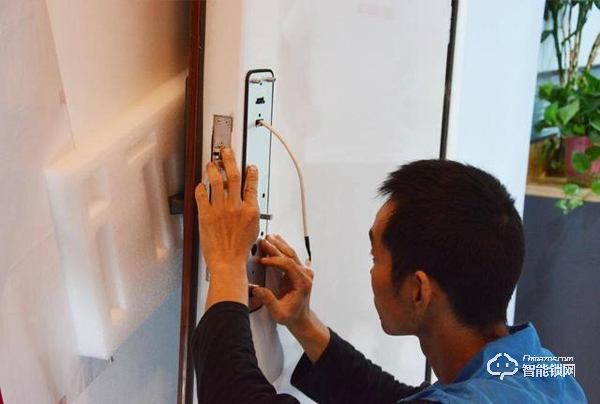 用防彈玻璃做面板,到底有多堅固,創(chuàng)米小白智能門鎖G1親測 用防彈玻璃做面板,到底有多堅固,創(chuàng)米小白智能門鎖G1親測