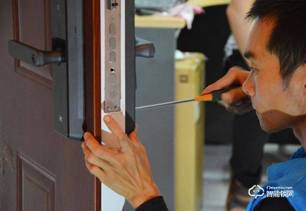 用防彈玻璃做面板，到底有多堅固，創(chuàng)米小白智能門鎖G1親測