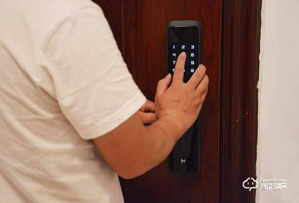 用防彈玻璃做面板，到底有多堅固，創(chuàng)米小白智能門鎖G1親測