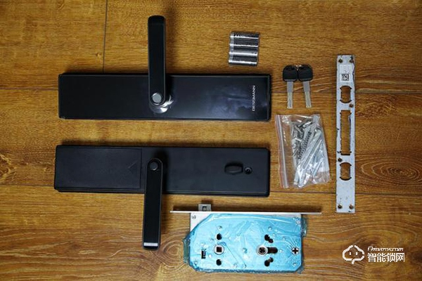 指紋鎖什么品牌好？德施曼、鹿客、派瑞軍工裝甲智能鎖試用測評