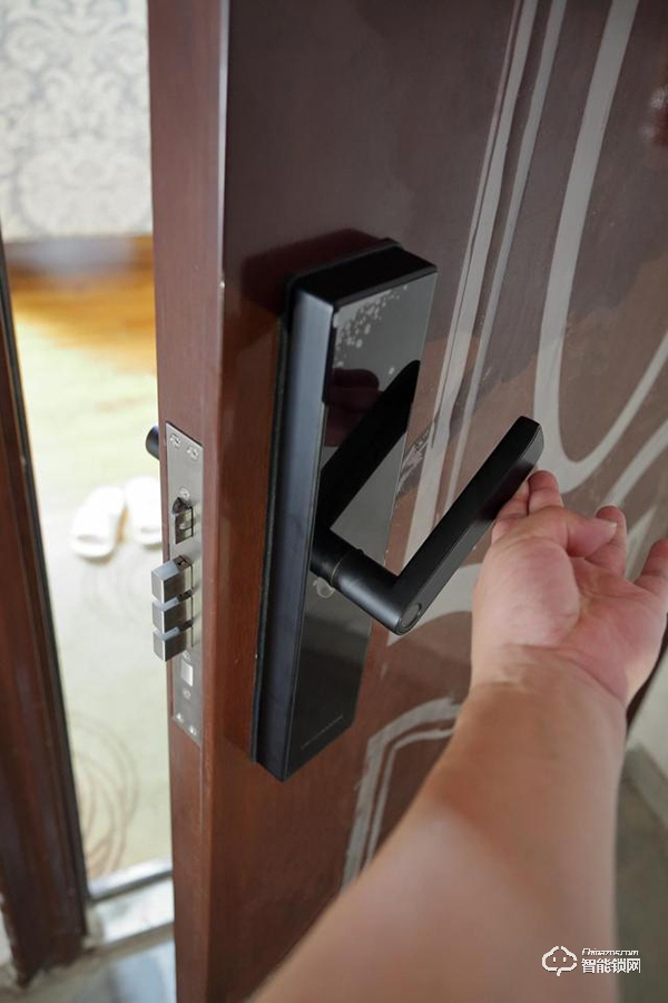 指紋鎖什么品牌好？德施曼、鹿客、派瑞軍工裝甲智能鎖試用測評