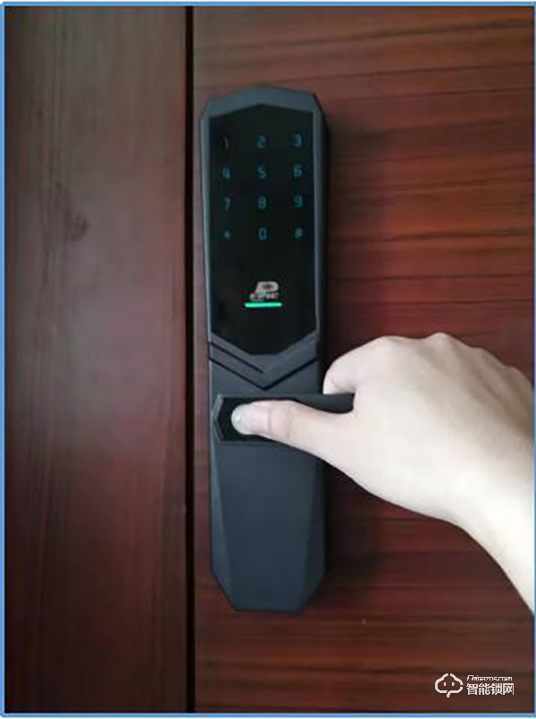 指紋鎖什么品牌好？德施曼、鹿客、派瑞軍工裝甲智能鎖試用測評