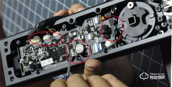 鹿客Touch2智能門鎖全拆機測評