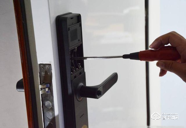 夠安全，買得起，售價僅幾百元的小益E206T智能鎖測評