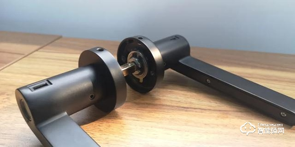 頂固安全門鎖ND100評測：簡而不凡，給家庭多重守護