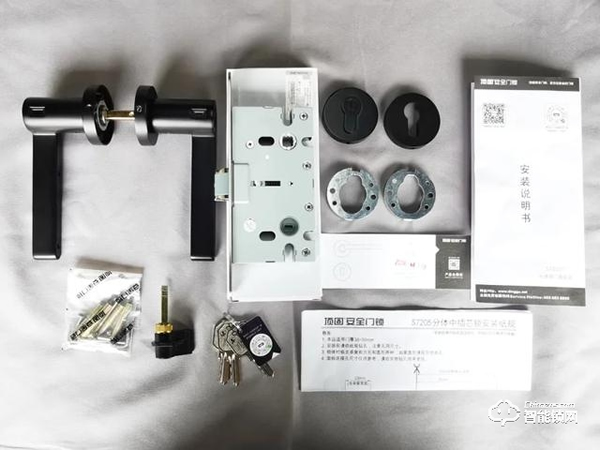 頂固安全門鎖ND100評測：簡而不凡，給家庭多重守護