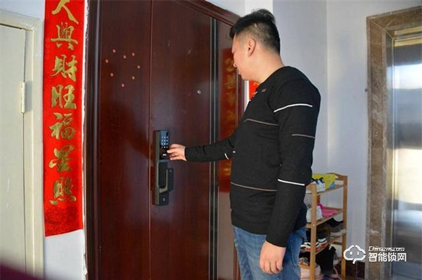 米家推拉式指紋鎖評測：顏值與實力共存，6種開鎖方式全家通用