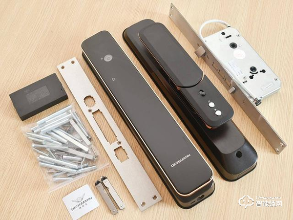 程序員給防盜門加裝3D人臉識別，人到門前自動開鎖，無光也能識別