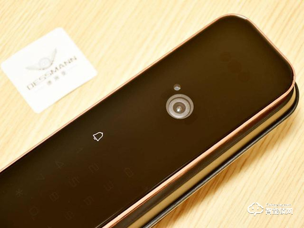 程序員給防盜門加裝3D人臉識別，人到門前自動開鎖，無光也能識別