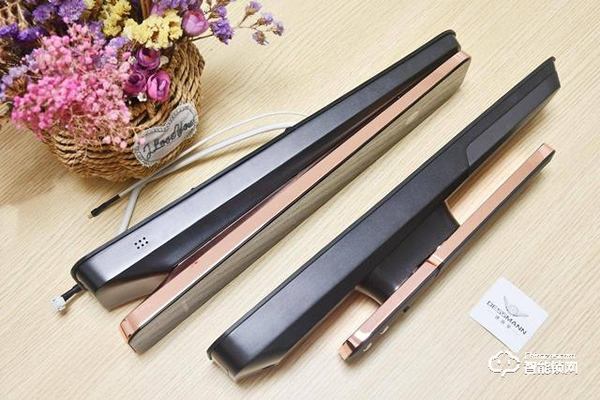 程序員給防盜門加裝3D人臉識別，人到門前自動開鎖，無光也能識別