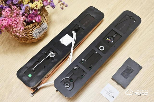 程序員給防盜門加裝3D人臉識別，人到門前自動開鎖，無光也能識別