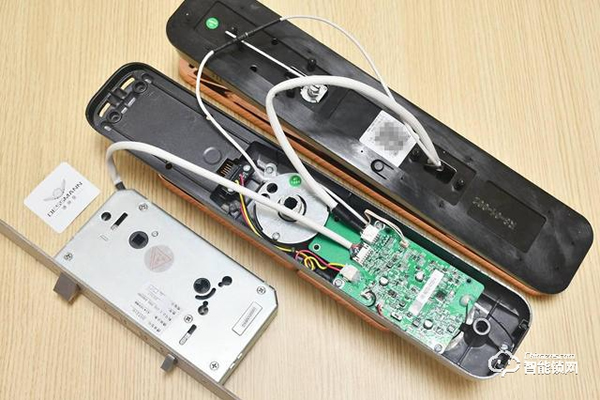 程序員給防盜門加裝3D人臉識別，人到門前自動開鎖，無光也能識別