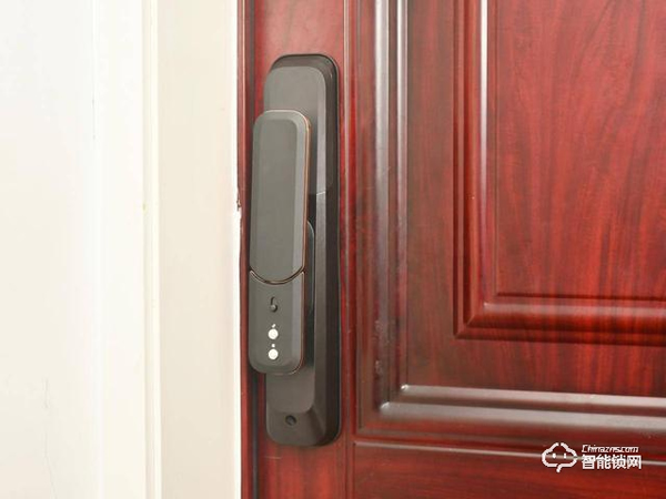 程序員給防盜門加裝3D人臉識別，人到門前自動開鎖，無光也能識別