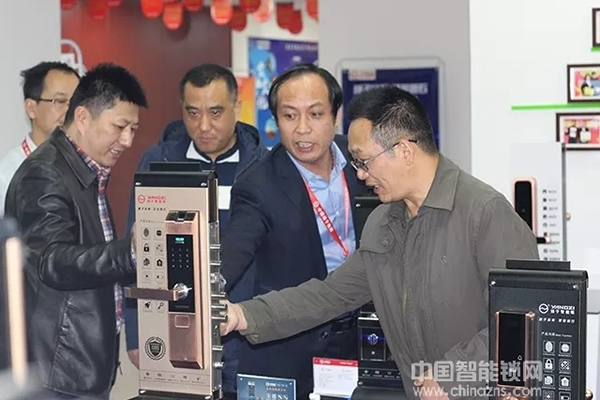 中國揚子集團黨委書記攜黨組成員一行考察揚子智能鎖