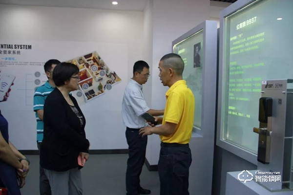 中國智能鎖行業(yè)考察團(tuán)走進(jìn)楊格
