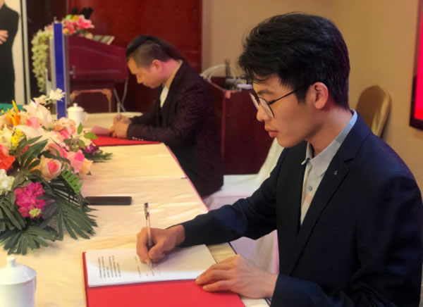 VOW ROVER諾虎智能指紋鎖攜手 音樂唱作人莊閑代言簽約儀式隆重舉行