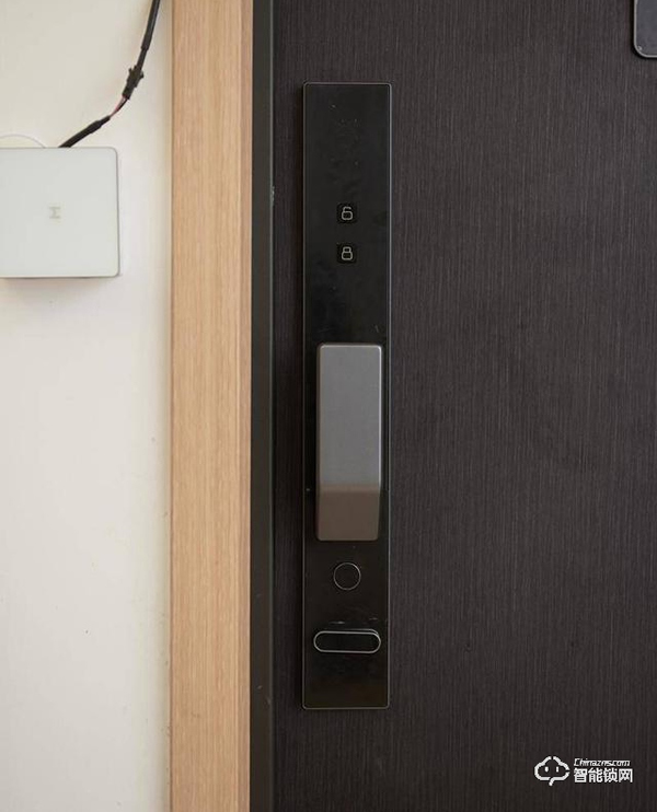 一個(gè)門重85KG，小米有品上架，嵌入式智能鎖，自帶10寸屏