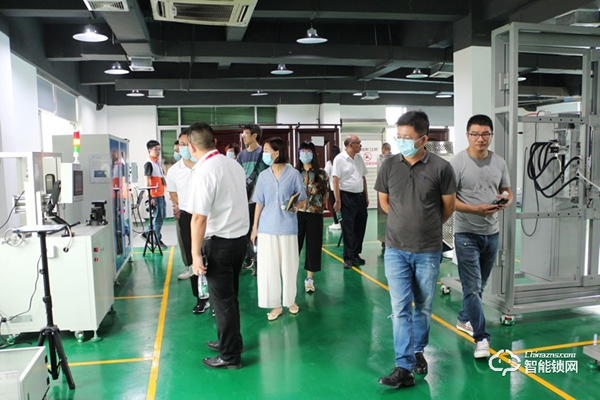 質量標桿企業(yè)參觀學習交流團蒞臨櫻花智能鎖總部考察交流 質量標桿企業(yè)參觀學習交流團蒞臨櫻花智能鎖總部考察交流