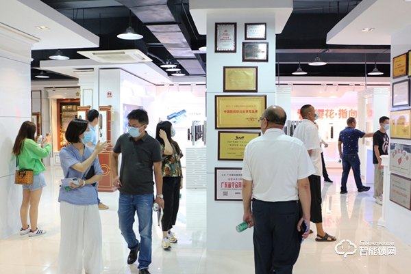 質量標桿企業(yè)參觀學習交流團蒞臨櫻花智能鎖總部考察交流 質量標桿企業(yè)參觀學習交流團蒞臨櫻花智能鎖總部考察交流