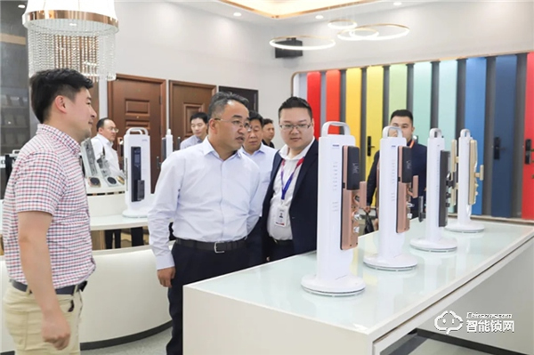 寧夏海原縣縣委領(lǐng)導(dǎo)一行參觀考察皇家金盾人臉鎖生產(chǎn)基地