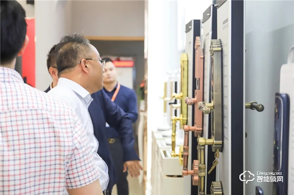 寧夏海原縣縣委領(lǐng)導(dǎo)一行參觀考察皇家金盾人臉鎖生產(chǎn)基地