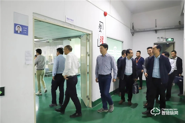 寧夏海原縣縣委領(lǐng)導(dǎo)一行參觀考察皇家金盾人臉鎖生產(chǎn)基地