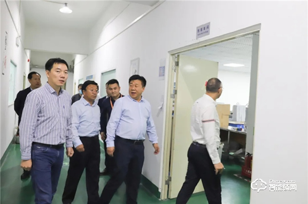 寧夏海原縣縣委領(lǐng)導(dǎo)一行參觀考察皇家金盾人臉鎖生產(chǎn)基地