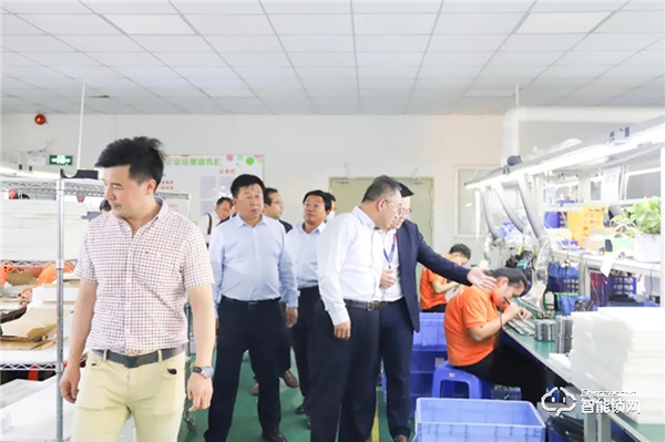 寧夏海原縣縣委領(lǐng)導(dǎo)一行參觀考察皇家金盾人臉鎖生產(chǎn)基地